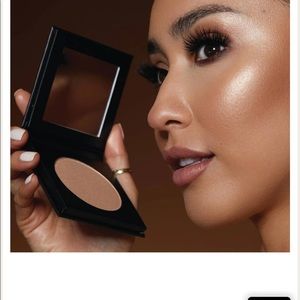 Araceli Beauty’s Reposado highlighter